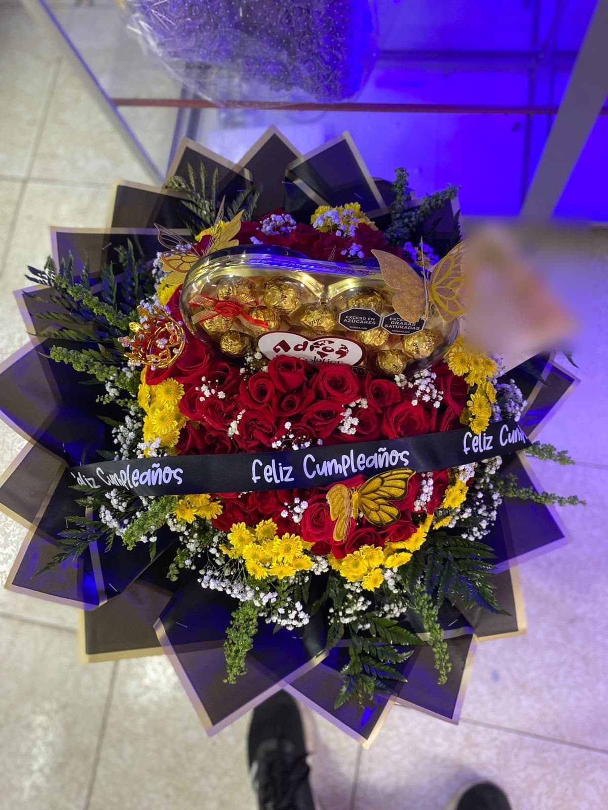 Ramo de Cumpleaños con Rosas y Corazón de Ferrero Rocher