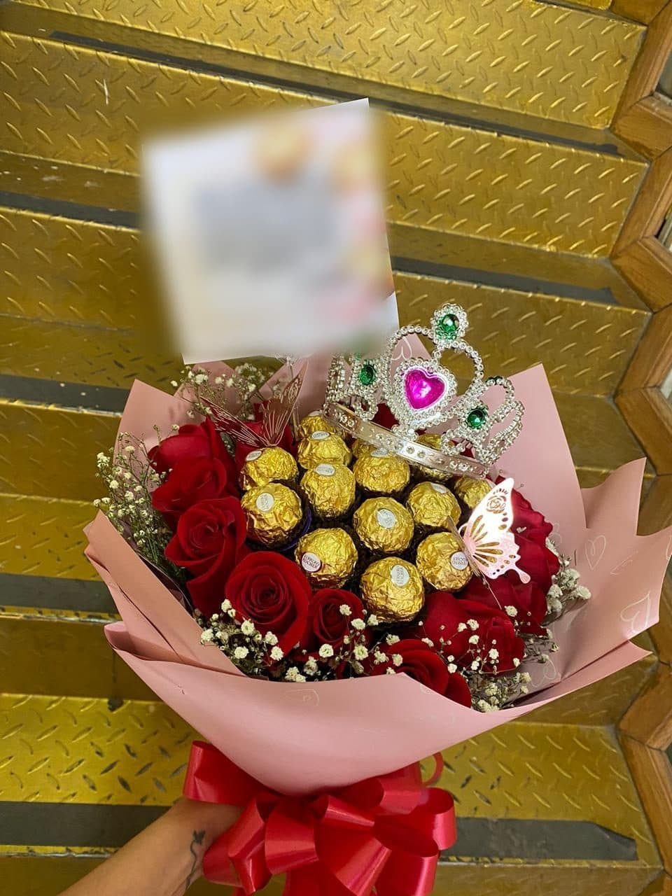 Ramo de 15 Años con Rosas, Ferrero Rocher y Corona