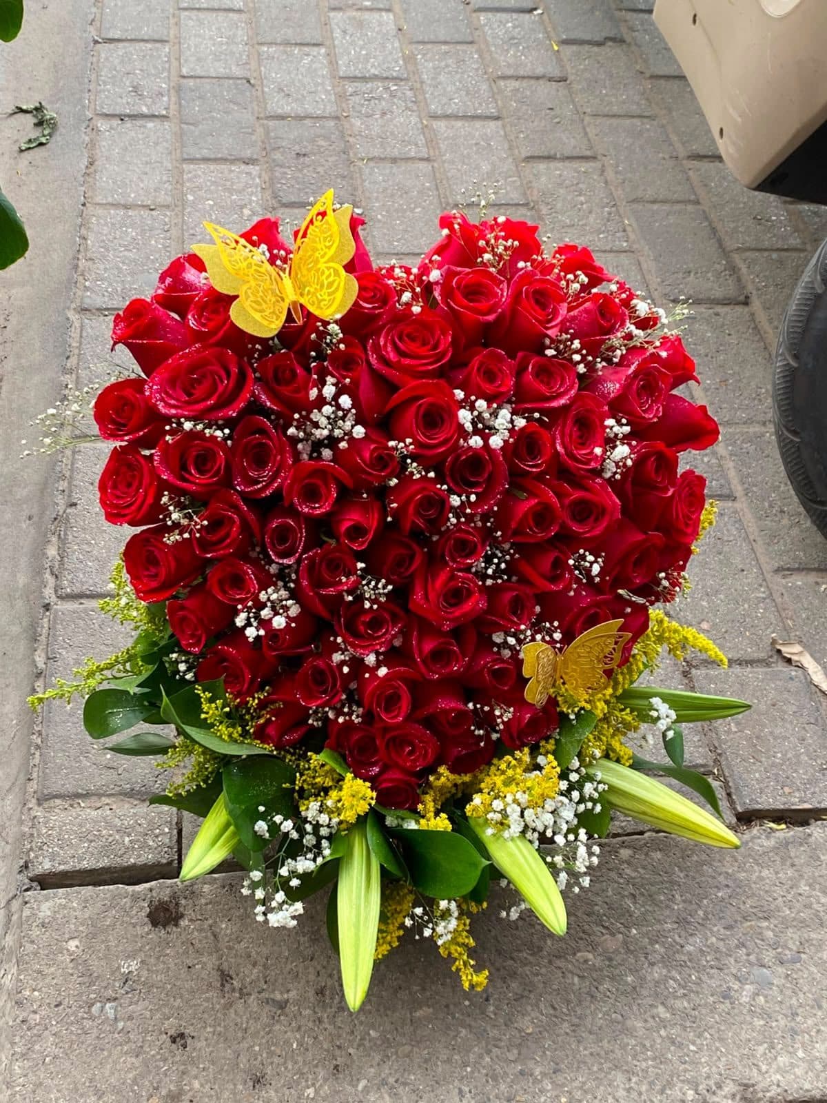 Corazón de Rosas Rojas con Lirios